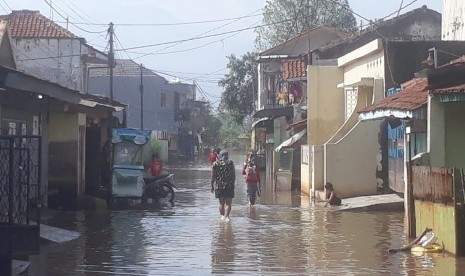 Banjir di wilayah Dayeuhkolot, Senin (12/11) menyebabkan arus lalu lintas menjadi terhambat. Hujan deras mengakibatkan meluapnya sungai Citarum.