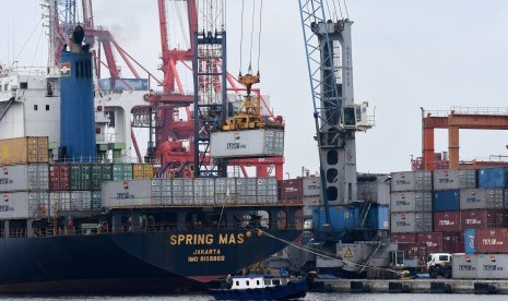 Aktivitas bongkar muat peti kemas di Pelabuhan Tanjung Priok, Jakarta, Senin (12/11/2018). 