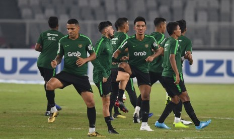 Sejumlah pesepak bola Indonesia berlatih menjelang laga lanjutan Piala AFF 2018 melawan Timor Leste, di Stadion Utama Gelora Bung Karno, Jakarta, Senin (12/11/2018).