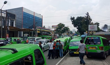 Sopir angkot menggelar aksi di depan kantor Dinas Perhubungan Kota Bogor. 