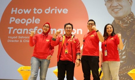 Tampak pada gambar, Director & Chief Human Resources Officer Indosat Ooredoo, Irsyad Sahroni (dua dari kiri), Group Head Corporate Communications Indosat Ooredoo, Turina Farouk (paling kiri), Division Head Talent Acquisition Indosat Ooredoo, Bimas Abimanyu (dua dari kanan) dan Employee Development Officer Indosat Ooredoo, Rachel Olivia (paling kanan) berfoto bersama setelah pemaparan Transformasi People di Jakarta (12/11).