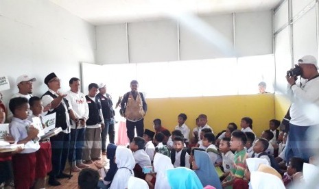 Relawan Askar Kauny memberikan trauma healing dengan pendekatan Alquran yakni menghapal Alquran di SD Balaroa Kota Palu Sulawesi Tengah Selasa (13/11)