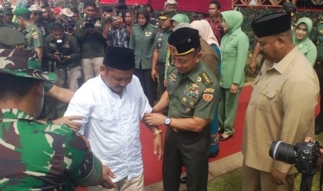 Warga Kalimatan Timur Zaenal mendapat bantuan kaki palsu dalam penutupan TMMD ke-103 di Kutai Kertanegara, Selasa (13/11). 