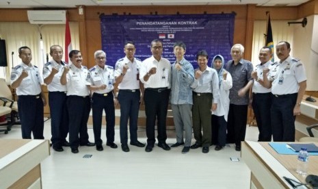 Dirjen Perhubungan Laut Kementerian Perhubungan Agus Purnomo melakukan penandatangan kontrak jasa konsultan dengan PPK Konsultan Pembangunan Pelabuhan Patimban Andilas Putra Asmara bersama perwakilan perusahaan konsultan Joint Venture Yasunori Hasegawa untuk pembangunan Pelabuhan Patimban, Senin (12/11).