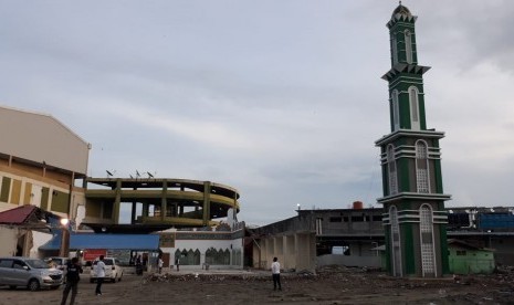 Suasana shalat subuh berjamaah di lokasi darurat di Masjid Baiturrahman Kota Palu Sulawesi Tengah Selasa (13/11).