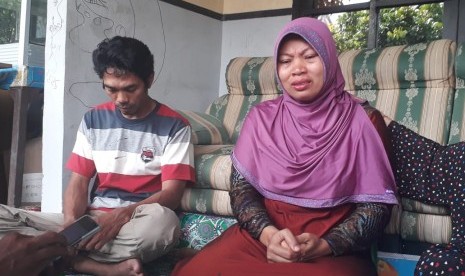 Baiq Nuril (40) dan suami, Lalu Muhammad Isnaeni (40), yang divonis bersalah karena dianggap menyebarkan percakapan mesum Kepala Sekolah SMAN 7 Mataram di rumahnya, di Perumahan BHP Telagawaru, Labuapi, Lombok Barat, NTB, Rabu (14/11) 