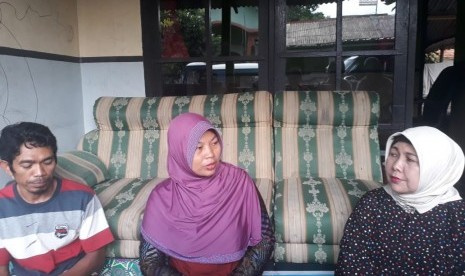 Anggota DPD RI Dapil NTB Baiq Diyah Ratu Ganefi (kanan) berkunjung ke ruang Baiq Nuril (tengah) di Perumahan Telagawaru, Labuapi, Lombok Barat, NTB, Rabu (14/11).