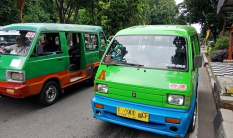 Dinas Perhubungan melakukan tes suhu tubuh di angkot-angkot kota Bogor. Foto angkot konvensional di Bogor (ilustrasi)