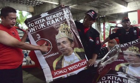 Satgas DPC PDIP Kabupaten Semarang menunjukkan ratusan APK ilegal bergambar Capres Joko Widodo berkostum raja, di kantor DPC PDIP Kabupaten Semarang, Rabu (14/11). APK ini dicopot dari berbagai wilayah kecamatan di Kabupaten Semarang. 