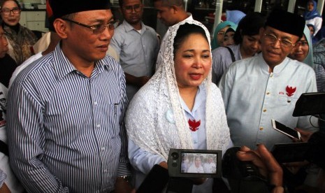 Politisi Partai Berkarya yang juga puteri Presiden RI ke-2 Soeharto Titiek Hediati (tengah) didampingi Ketua Tim Pemenangan Prabowo Sandi (TP-PAS) Taufiq (kanan) dan Wakilnya Heldi (kiri) memberi keterangan pers usai acara Konsolidasi di Serang, Banten, Rabu (14/11/2018).