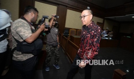 Terdakwa kasus suap proyek pembangunan PLTU Riau-1 Johannes Budisutrisno Kotjo bergegas meninggalkan ruang sidang usai menjalani sidang lanjutan kasus dugaan suap proyek PLTU Riau-1 di Pengadilan Tipikor, Jakarta, Kamis (25/10/2018).