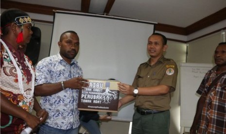 Sigit Nugroho, kasubdit Perubahan Peruntukan dan Fungsi Kawasan Hutan KLHK menerima petisi dari masyarakat adat Papua, di KLHK, Rabu (14/11). untuk berita Masyarakat adat papua barat minta klhk cabut izin perusahaan yang buka hutan.