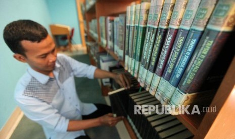 Petugas memperlihatkan Alquran dari DKI Jakarta di Perpustakaan Jakarta Islamic Center, Jakarta, Kamis (15/11). Perpustakaan Jakarta Islamic Center memiliki beragam koleksi Alquran dan tafsirnya yang berasal dari beberapa negara islam hingga dalam negeri untuk mencari referensi keilmuan peradaban Islam.