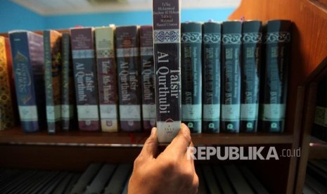 Petugas memperlihatkan Alquran dari DKI Jakarta di Perpustakaan Jakarta Islamic Center, Jakarta, Kamis (15/11). Perpustakaan Jakarta Islamic Center memiliki beragam koleksi Alquran dan tafsirnya yang berasal dari beberapa negara islam hingga dalam negeri untuk mencari referensi keilmuan peradaban Islam.