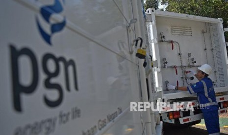 Petugas mengecek unit Ganslik Truck usai peluncuranya di Kantor Pusat PGN, Jakarta.