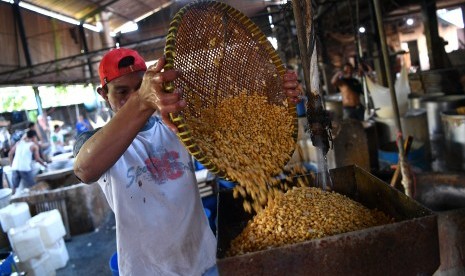 Pekerja menggiling kedelai impor untuk diolah menjadi tahu. Kedelai menjadi salah satu bahan baku penyumbang impor pada Juli 2019