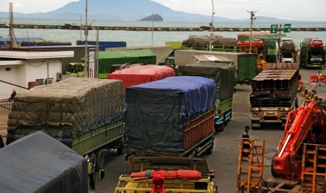 Sejumlah truk yang akan menyeberang ke Sumatra antre menunggu kedatangan kapal roro di Pelabuhan Merak, Banten. (Dok Republika)