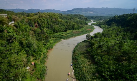 Lansekap Sungai Citarum di perbatasan antara Kabupaten Bandung Barat dengan Kabupaten Cianjur, Jawa Barat, Jumat (16/11/2018). 