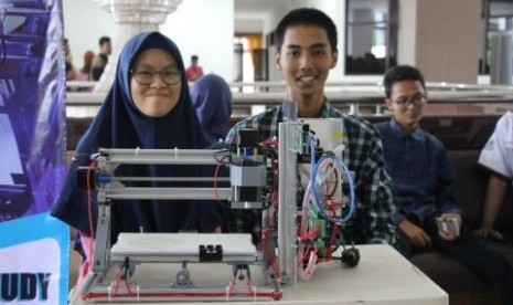 Dua mahasiswa Universitas Negeri Yogyakarta (UNY) memamerkan  percobaan prototipe printer 3D buatan mereka. 