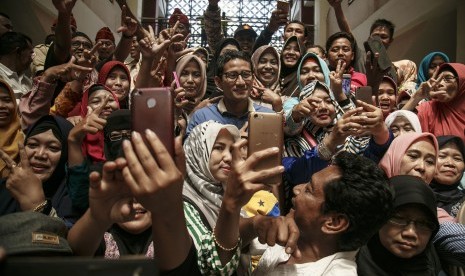 Calon Wakil Presiden nomor urut 02 Sandiaga Salahudin Uno (tengah) berfoto dengan warga di Pasar Prambanan, Sleman, DI Yogyakarta, 16/11/2018)