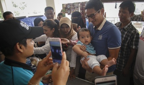 Calon Wakil Presiden nomor urut 02 Sandiaga Salahudin Uno (kedua kanan) berfoto dengan warga di Pasar Prambanan, Sleman, DI Yogyakarta, 16/11/2018).