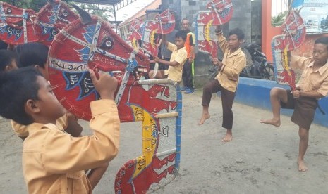 Festival Merapi digelar jelang pergantian tahun menuju 2020 selama 24 jam nonstop.. Foto: Para murid SDN Wanurejo, Kecamatan Borobudur, Kabupaten Magelang berlatih kesenian jathilan di sekolah mereka. Jumat (17/11). Warga di sekitar Candi Borobudur menyambut antusias hajat Borobudur Marathon 2018 Powered of Bank Jateng dengan menampilkan beragam seni dan budaya mereka kepada para peserta