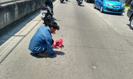 Polisi bersama warga membersihkan ranjau paku di jalan sebelah tol Tomang-Tangerang  (ilustrasi)