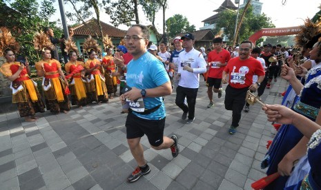 Kesenian Lima Gunung menyambut para peserta Friendship Run di pelataran  Candi Pawon, Desa Wanurejo, Kecamatan Borobudur, Kabupaten Magelang, Jawa  Tengah, Jumat (17/11). Friendship Run ini digelar sebagai pra acara utama  Borobudur Marathon 2018 Powered by Bank Jateng.