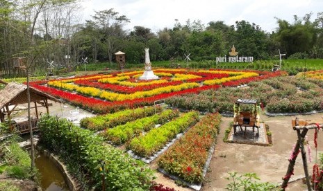 Kampung Flory yang terletak di Desa Tridadi, Sleman, Yogyakarta menyajikan wisata keluarga yang mengombinasikan pendidikan, alam, dan kuliner. Dinas Pariwisata Sleman akan lebih serius dalam mengembangkan wisata kuliner.