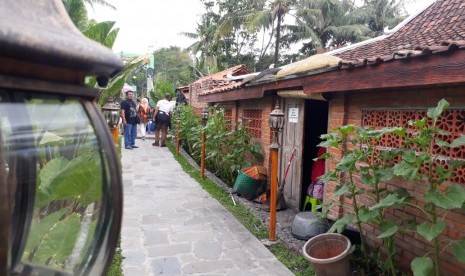 Kampung Flory yang terletak di Desa Tridadi, Sleman, Yogyakarta menyajikan wisata keluarga yang mengombinasikan pendidikan, alam, dan kuliner. 