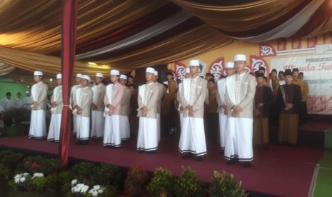 Sejumlah pesantren memeriahkan hari peringatan Maulid Nabi di Kabupaten Bandung Barat, Selasa (20/11). Salah satunya yaitu Pesantren Tahfiz Alquran Misbahunnur. Para santri dan santriwati membacakan Alquran dengan cara dihafal dihadapan guru, orangtua santri.