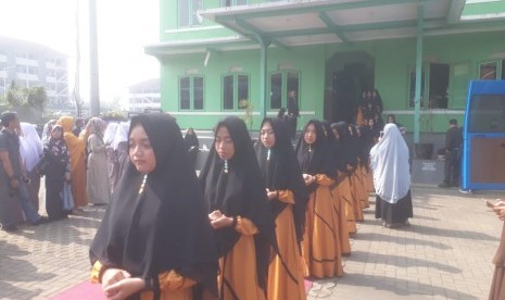 Sejumlah pesantren memeriahkan hari peringatan Maulid Nabi di Kabupaten Bandung Barat, Selasa (20/11). Salah satunya yaitu Pesantren Tahfiz Alquran Misbahunnur. Para santri dan santriwati membacakan Alquran dengan cara dihafal dihadapan guru, orangtua santri.