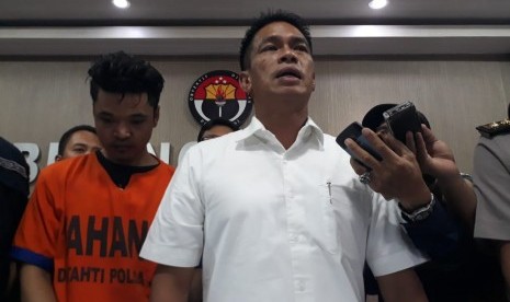 Direktur Ditreskrimsus Polda Jatim Kombes Pol Ahmad Yusep Gunawan (kemeja putih) 