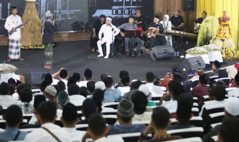 Puluhan seniman dan budayawan se Jabar, peringati Maulid Nabi Muhammad SAW, di Gedung Yudhistira Pemkab Purwakarta, Senin malam (19/11).