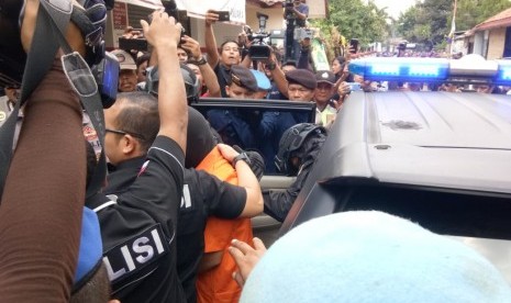 Polda Metro Jaya bersama Polres Metropolitan Bekasi Kota menggelar rekonstruksi pembunuhan satu keluarga di Pondok Melati, Kota Bekasi, Rabu (21/11) siang.  