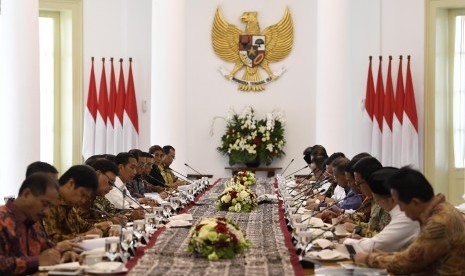 Presiden Joko Widodo (tengah kiri) menyampaikan arahan pada rapat terbatas tentang Pembangunan SDM untuk Akselerasi Pertumbuhan Ekonomi di Istana Bogor, Jawa Barat, Rabu (21/11/2018).