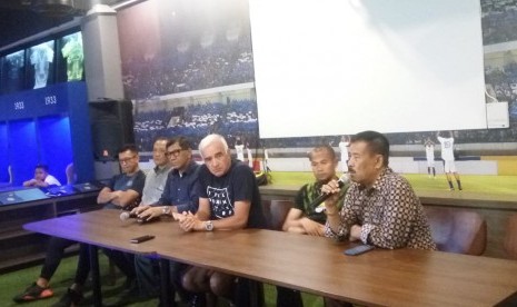 Konferensi pers jajaran manajemen, pelatih dan pemain Persib Bandung di Graha Persib, Jalan Sulanjana, Kota Bandung, Rabu (21/11). Persib mengklarifikasi perihal tuduhan match fixing pada beberapa pemain dan menyelesaikan masalah tersebut secara internal.