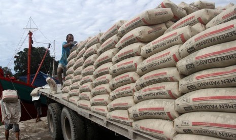 Pekerja mengangkat karung semen dari mobil untuk didistribusikan ke atas kapal di pelabuhan Muaro Padang, Sumatera Barat, Rabu (21/11/2018).