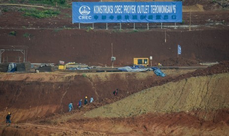 Pekerja menyelesaikan konstruksi terowongan proyek kereta cepat Jakarta-Bandung di Cipeundeuy, Kabupaten Bandung Barat, Jawa Barat, Rabu (21/11).