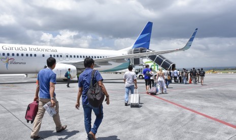 Sejumlah penumpang berjalan menuju pesawat tujuan Bali di Lombok International Airport (LIA) di Praya, Lombok Tengah, NTB, Rabu (21/11/2018). 