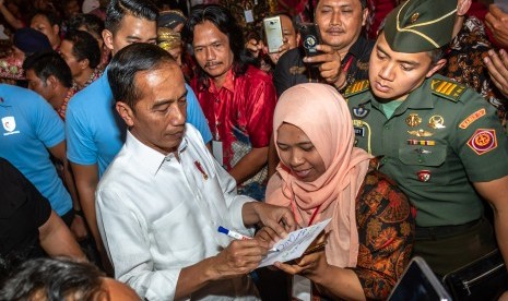 [ilustrasi] Presiden Joko Widodo (kiri) melayani permintaan tanda tangan dari peserta saat menghadiri Sarasehan Pengelolaan Dana Desa Se-Jateng Tahun 2019, di Semarang, Jawa Tengah, Kamis (22/11/2018).