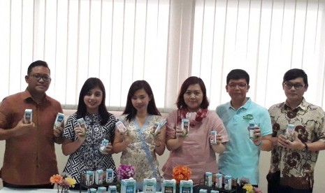 Sejumlah pimpinan PT Greenfields Indonesia dan PT Tetra Pak Indonesia berfoto bersama sembari mengenalkan produk susu di Ngajum, Kabupaten Malang, Kamis (22/11).