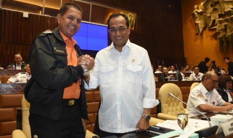 Menteri Perhubungan Budi Karya Sumadi (kedua kiri) berjabat tangan dengan Kepala Basarnas M. Syaugi (kiri) sebelum memulai rapat kerja dengan Komisi V DPR di Komplek Parlemen Senayan, Jakarta, Kamis (22/11/2018).