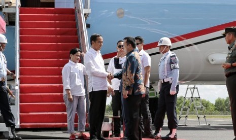 Kedatangan Presiden Joko Widodo di Bandara Radin Intan II disambut Gubernur Lampung M Ridho Ficardo. Presiden Jokowi akan melakukan kunker ke beberapa daerah.