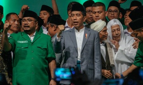 Presiden Joko Widodo (tengah) didampingi Menteri Agama Yaqut Cholil Qoumas.