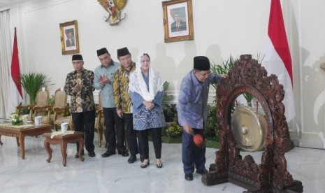 Wapres Jusuf Kalla yg juga sebagai Ketua Umun Dewan Masjid Indonesia (DMI) didamping Menko PMK Puan Maharani dan Menpan RB yg juga sebagai Wakil Ketua Umum DMI Syafrudin saat menghadiri Rapat Kerja Nasional DMI di Istana Wapres, Jakarta, Jumat (23/11/2018). 