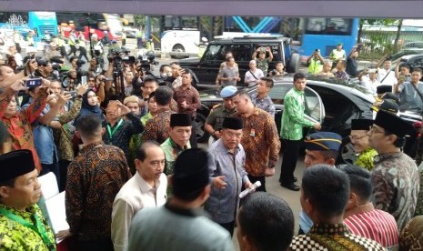 Wakil Presiden RI, Jusuf Kalla saat peletakan batu pertama gedung kantor DMI, Jumat (23/11). 