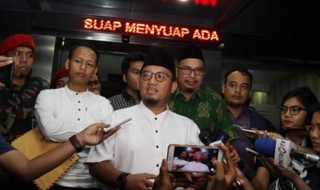 Ketua Umum PP Pemuda Muhammadiyah Dahnil Anzar Simanjuntak menjawab pertanyaan wartawan seusai menjalani pemeriksaan di Gedung Krimsus, Polda Mertojaya, Jakarta, Jumat (23/11/2018).