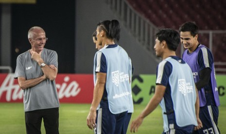 Pelatih Timnas Filipina Sven-Goran Eriksson (kiri) mengamati sesi latihan pemain Timnas Filipina di Stadion Utama Gelora Bung Karno, Jakarta, Sabtu (24/11/2018).