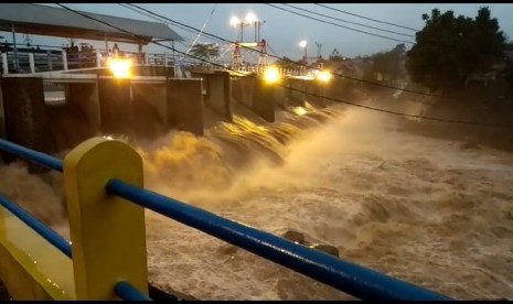 Tinggi muka air (TMA) Bendung Katulampa berkisar 100 sentimeter pada Sabtu (24/11) sore. Kondisi tersebut merupakan status siaga 3 banjir Jakarta